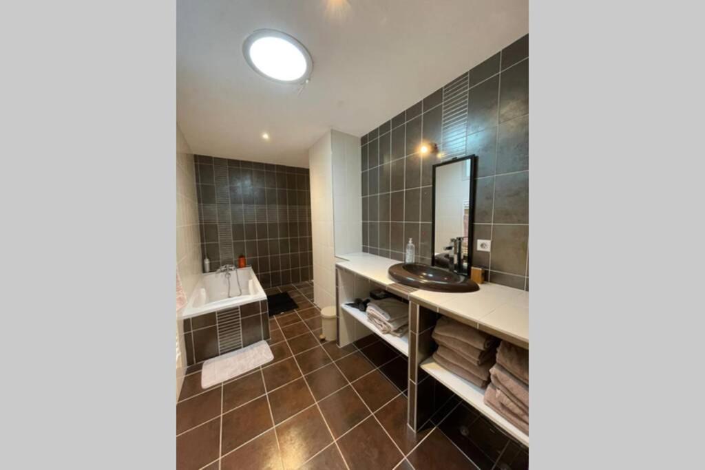 Superbe appartement avec 2 Chambres - 9 Personnes - Parking Privé Tournon-sur-Rhone Exteriör bild